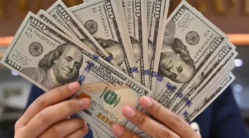 سعر الصرف يتغير قفزة مفاجئة في أسعار الدولار داخل البنوك.webp