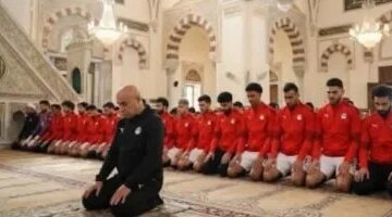 صورة صلاة الجمعة المنسق الإعلامي لمنتخب مصر يوضح حقيقة الجدل