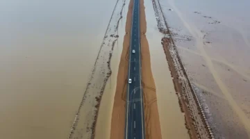 ظاهرة نادرة بشقراء بحيرة ساحرة تتشكل وسط الرمال في ساعات.webp