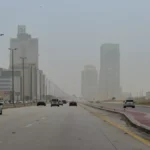 عواصف ترابية شديدة تجمّد الحركة وتعطل الرؤية في الشرقية وتفرض قيوداً على حياة السكان