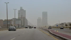 عواصف ترابية شديدة تجمّد الحركة وتعطل الرؤية في الشرقية وتفرض قيوداً على حياة السكان