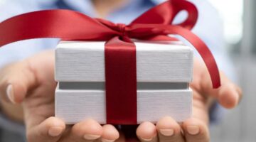فن الإتيكيت كيف ترد بذكاء عند استلام هدية لم تنل