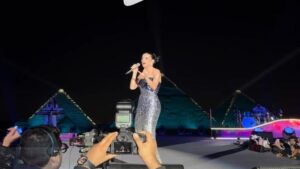 كلمات مفتاحية: كاتي بيري، حفل، الأهرامات، مصر

عنوان مقترح:  
كلمات كاتي بيري تشعل أهرامات الجيزة في أول حفل عالمي بمصر وتجمع بين التاريخ وعروض البوب العالمية