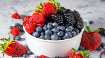 محارب السرطان فوائد مذهلة لتناول التوت البري على صحة القلب