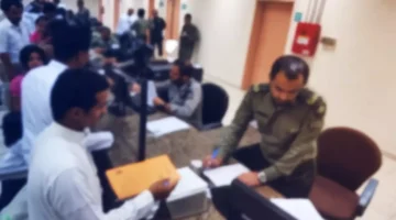 مهلة 30 يوماً الجوازات السعودية تتيح للمقيمين تفادي الغرامات المالية.webp