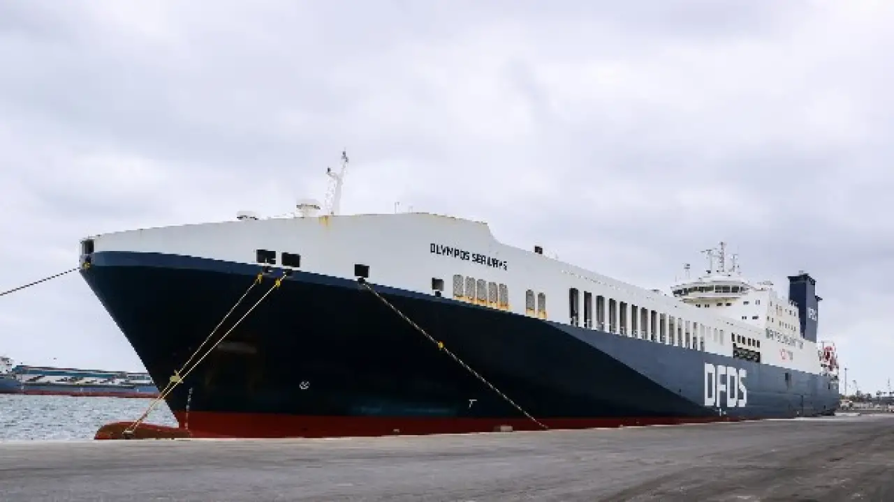 تحدي الأمواج.. ميناء دمياط يحسم مصير 4 سفن وسط تقلبات جوية عنيفة