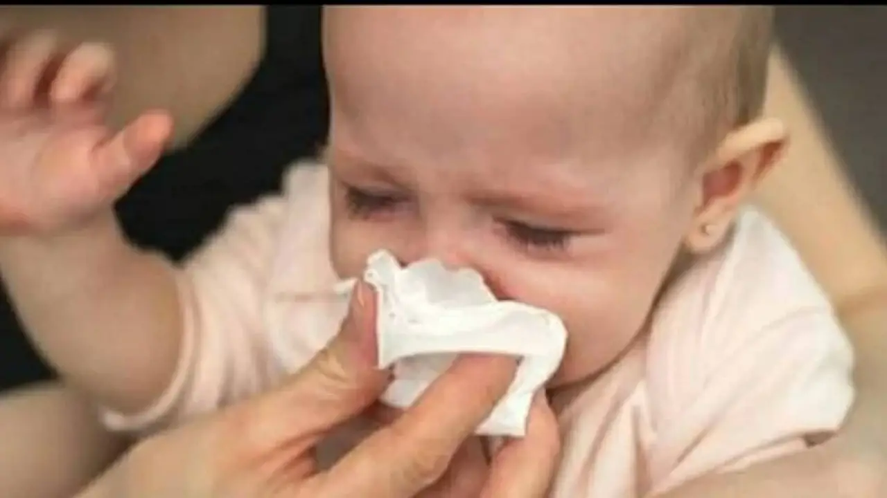 خطر يهدد الرضع.. تصرفات خاطئة تضاعف حدة نزلات البرد وتحذير طبي للأمهات