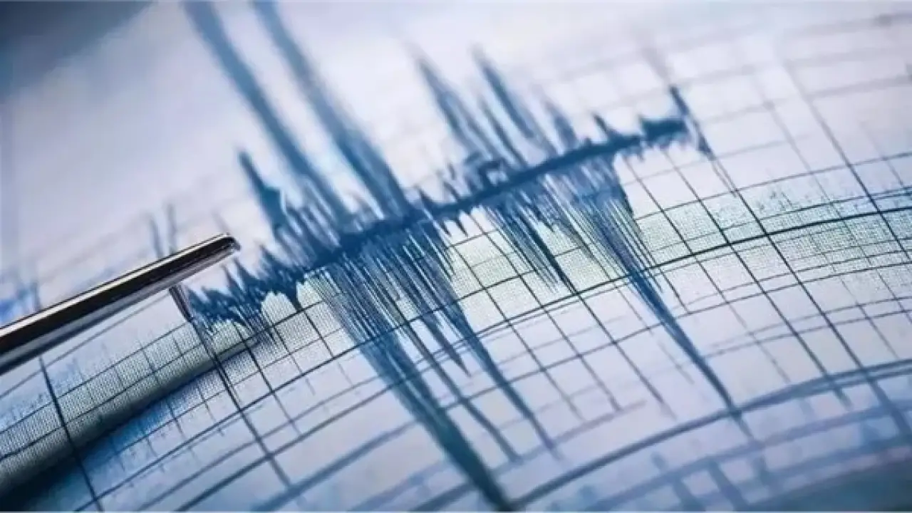 زلزال بقوة 6.3 درجة.. مشاهد مرعبة في إندونيسيا تثير مخاوف العالم من تسونامي مدمر