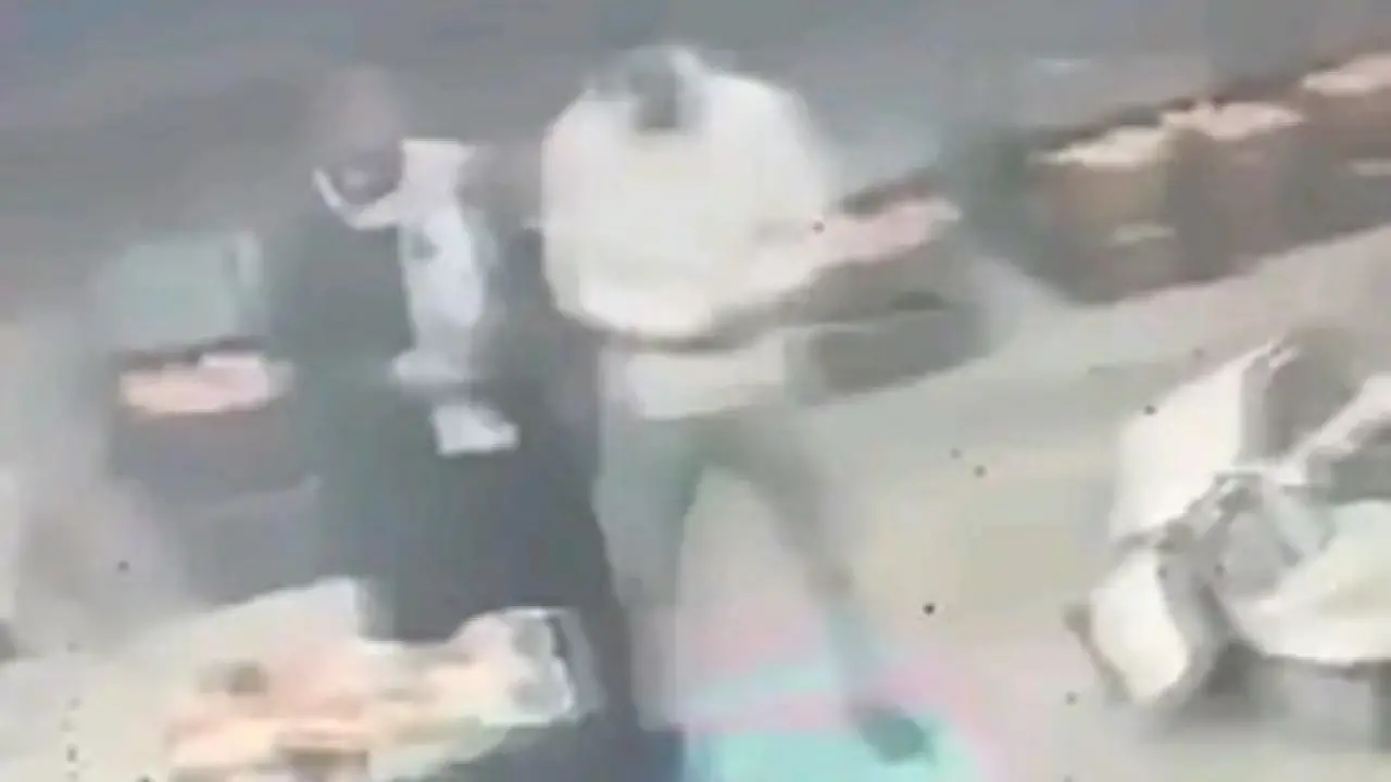 سجدة الوداع بقليوب.. مشهد تقشعر له الأبدان لطالب يرحل بين يدي والده