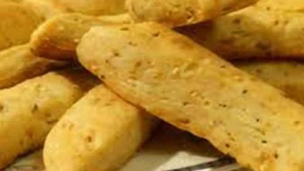 سر القرمشة المثالية.. مكون واحد في مطبخك يمنح القراقيش طعم المخابز الأصلية