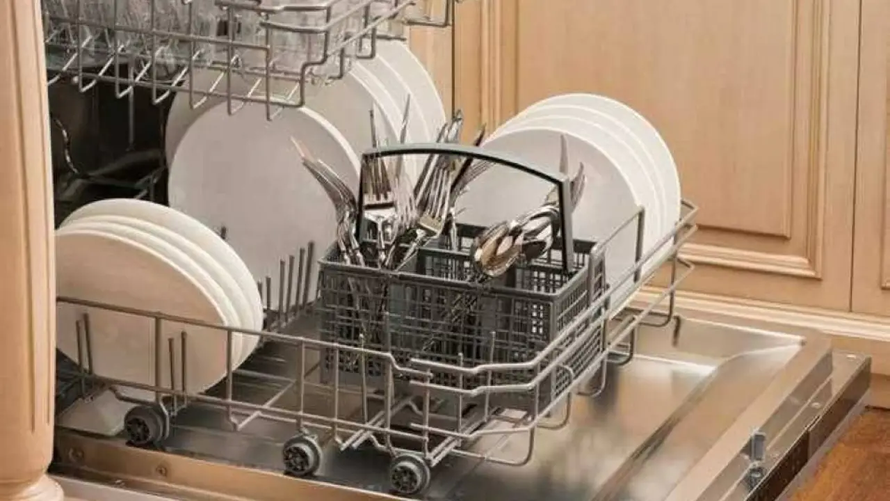 سر غسالة الأطباق.. لماذا يضع الخبراء كوب الخل في هذا المكان تحديداً؟