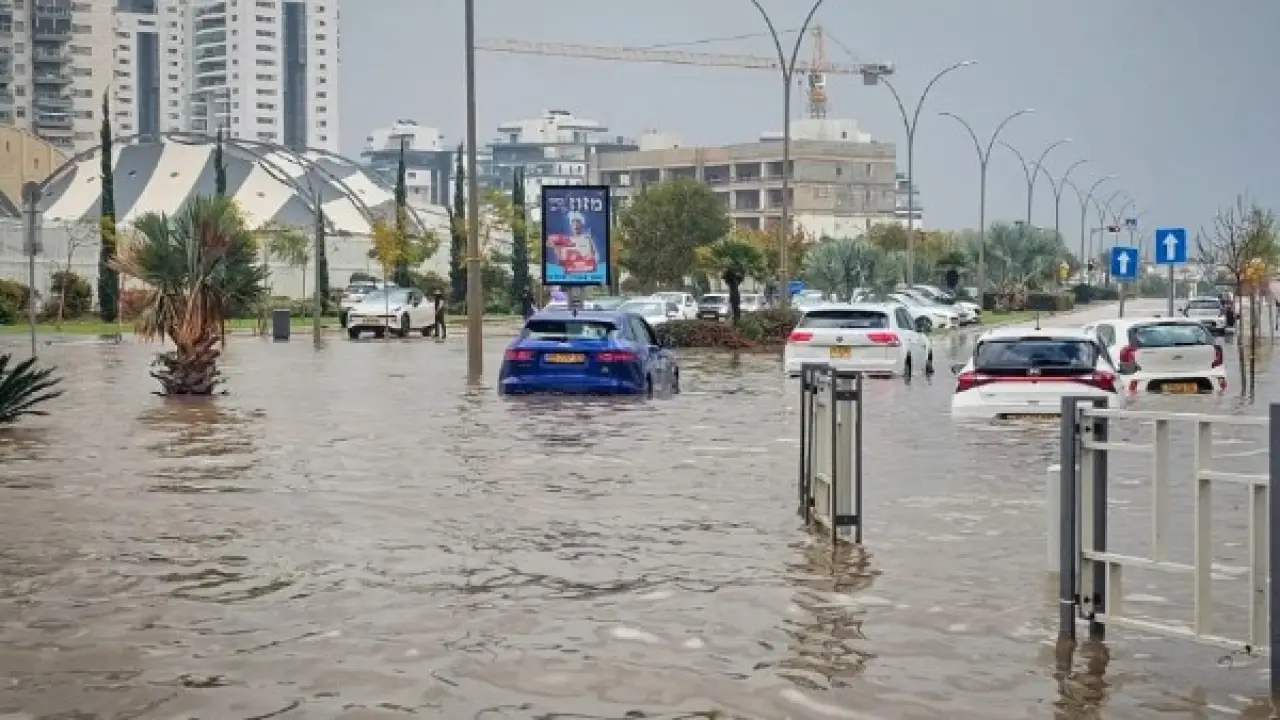 شوارع غارقة وظلام دامس.. منخفض جوي يخرج الأوضاع عن السيطرة داخل إسرائيل مؤخراً