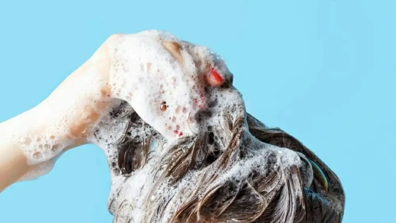 فروة رأس صحية.. سر التخلص من القشرة المحيرة يكمن في قاعدة الثمانية المنقذة