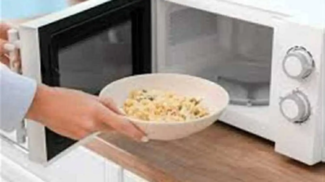 قنبلة موقوتة في مطبخك.. أطعمة شهيرة تسبب انفجار الميكروويف فور تسخينها