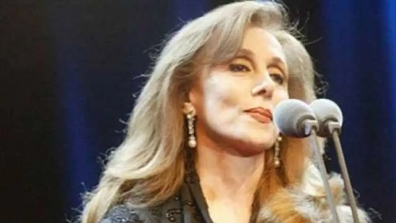 وداع حزين.. فيروز تلمس القلوب بكلمات ووردة بيضاء في جنازة نجلها هلي الرحباني