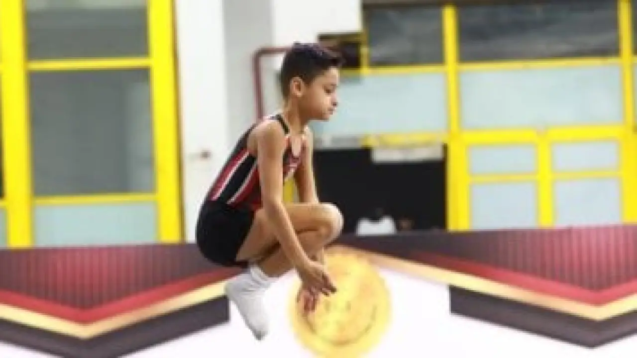 بطل الترامبولين الصغير.. موهبة مصرية تحطم الأرقام القياسية وتصدم الوسط الرياضي بإنجاز مزدوج