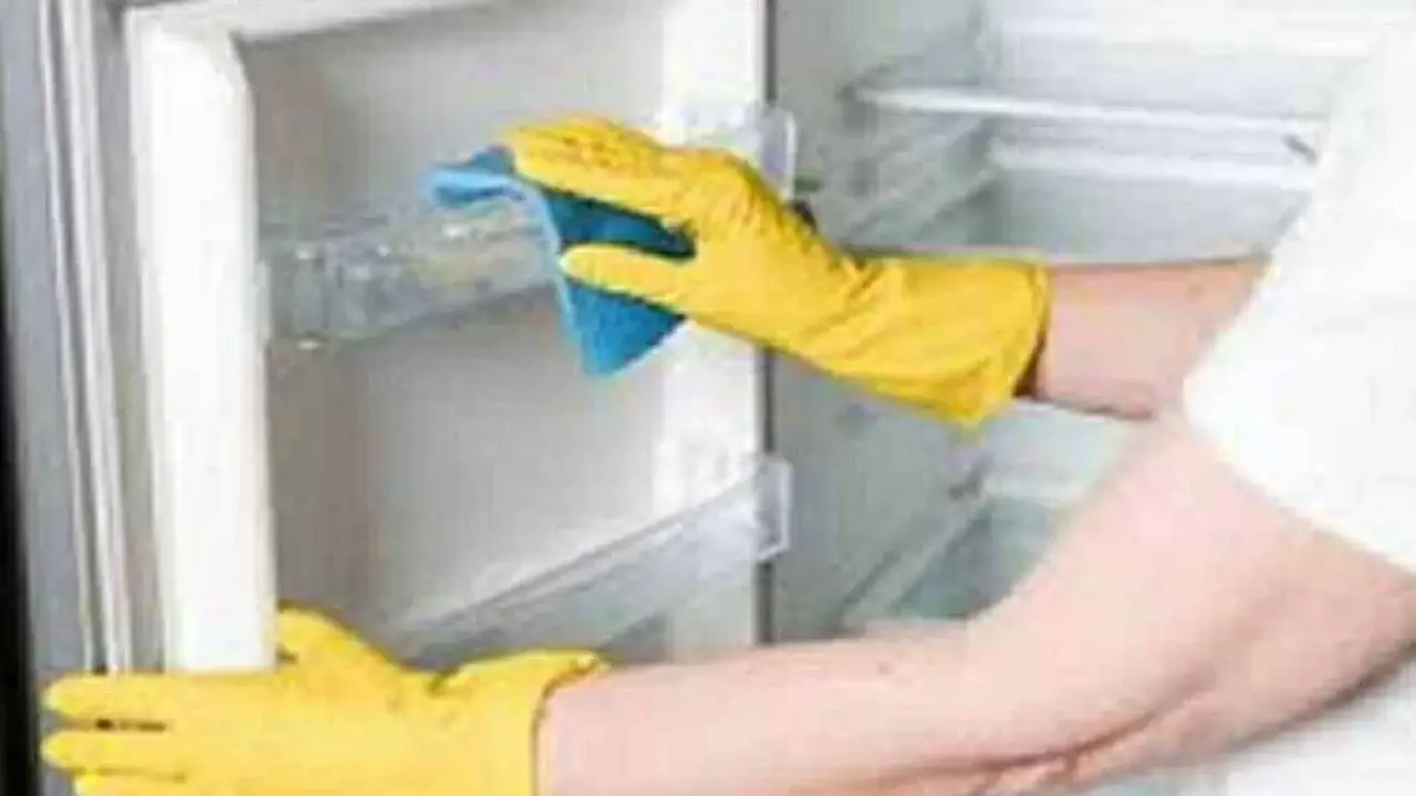 رائحة الثلاجة الكريهة.. خطأ فادح ترتكبه ربات البيوت يهدد سلامة الطعام في 2026