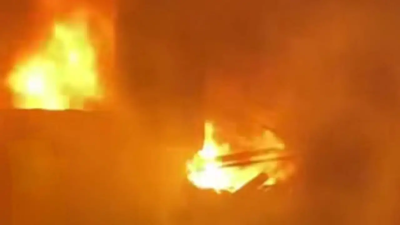 رعب في إمبابة.. تحرك بطولي لرجال الإطفاء يمنع فاجعة كبرى بعد حريق العقار المنكوب