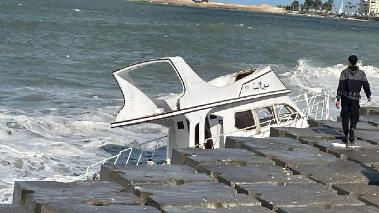 أمواج الإسكندرية الغاضبة.. رياح عاتية تزيح مركباً عن مساره في محطة الرمل