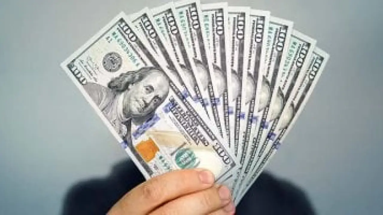 الجنيه يصارع.. تحرك مفاجئ في سعر الدولار يصدم الأسواق مطلع تعاملات الثلاثاء