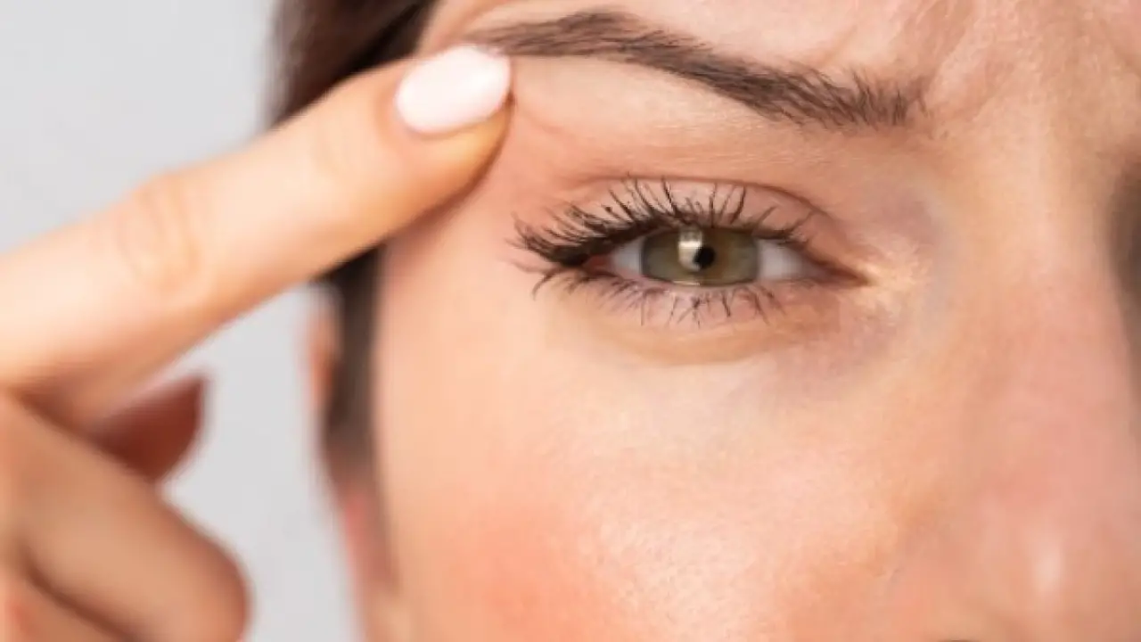 تحذير طبي.. رفرفة العين المتكررة تنذر بخطر صامت يهدد وظائف الدماغ