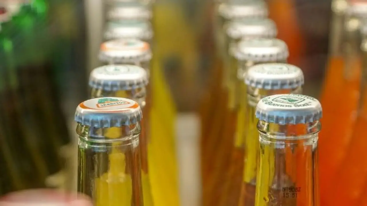 تحذير عالمي.. زيادة ضخمة في أسعار المشروبات المحلاة والكحول تثير قلق المستهلكين