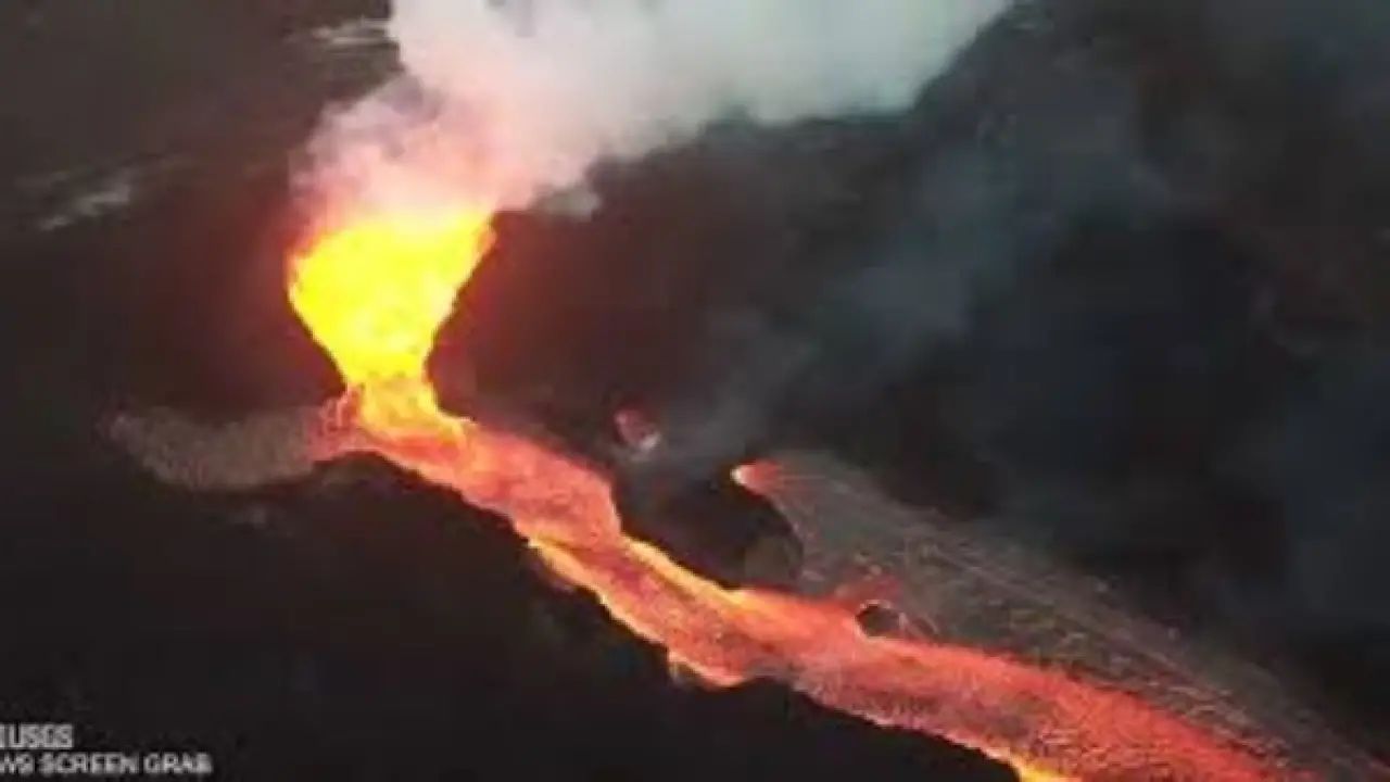 جحيم في هاواي.. بركان كيلويا يقذف حمماً بارتفاعات جنونية تصدم خبراء الجيولوجيا