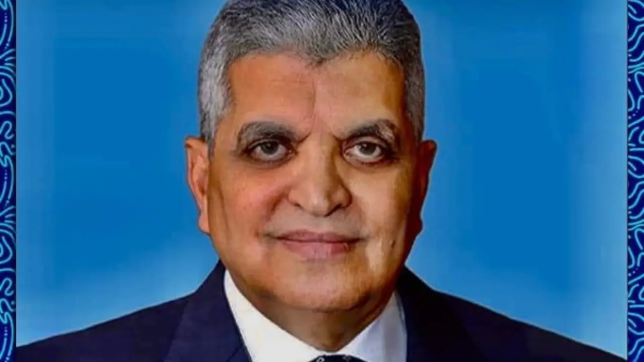 جنوح السفينة FENER.. الفريق أسامة ربيع يحسم الجدل بشأن توقف الملاحة بقناة السويس