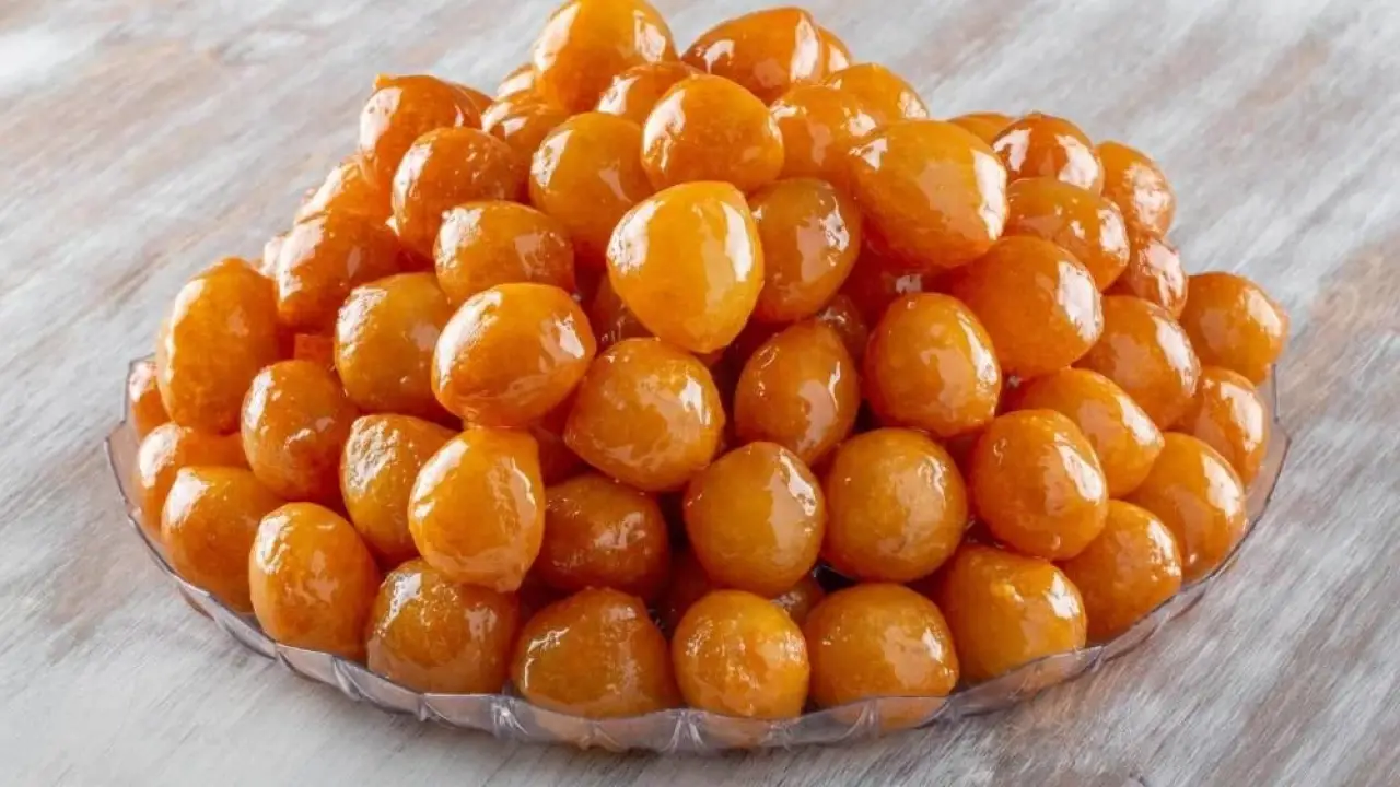 سر القرمشة الدائمة.. المكون الذي يمنع ذوبان الزلابية ويجعلها أفضل من المحلات