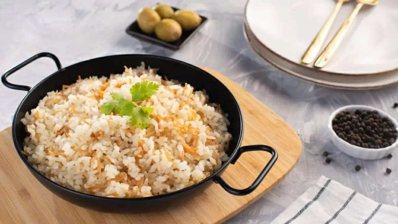 سر القوام المفلفل.. أخطاء كارثية تدمر مذاق الأرز وتجبرك على التخلص منه فوراً