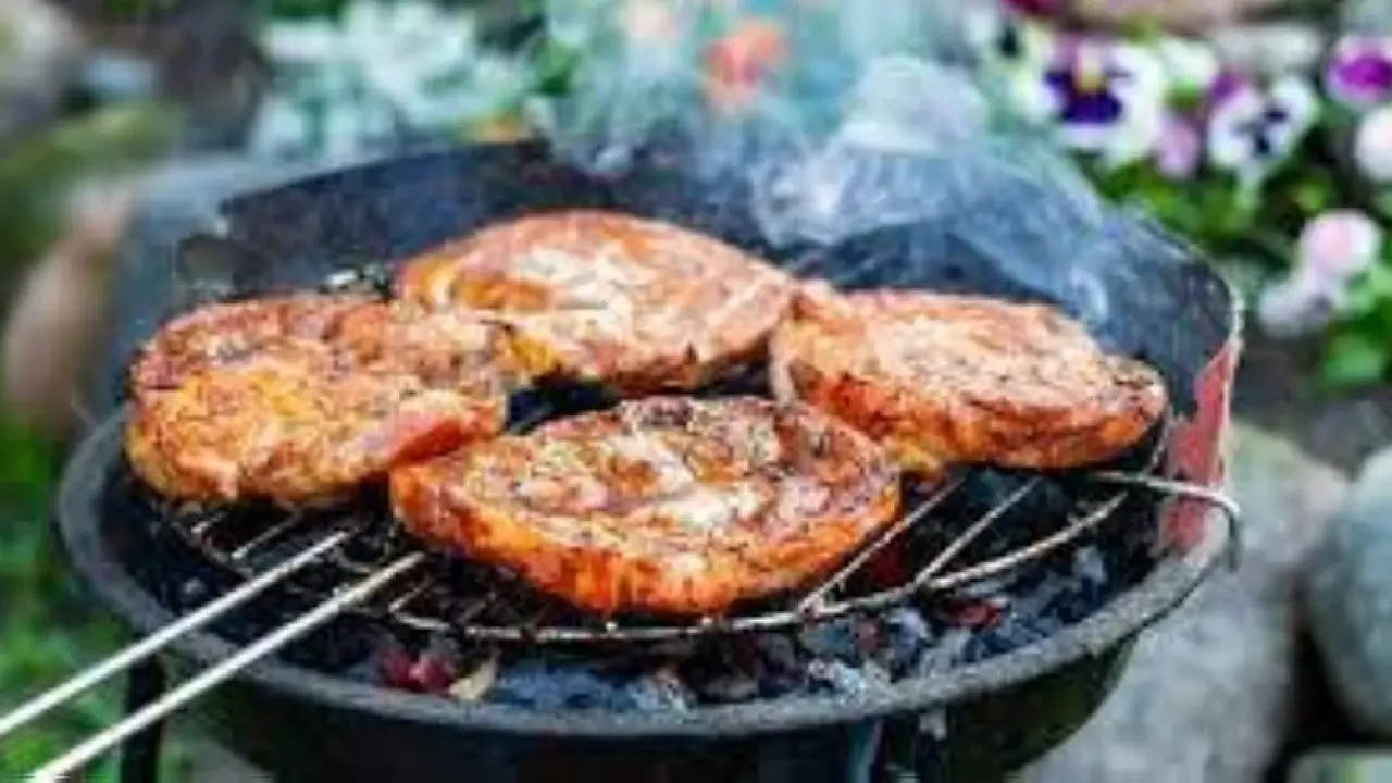 سموم خفية.. عادة شواء الفحم المفضلة تهدد أسرتك بمخاطر صحية غير متوقعة