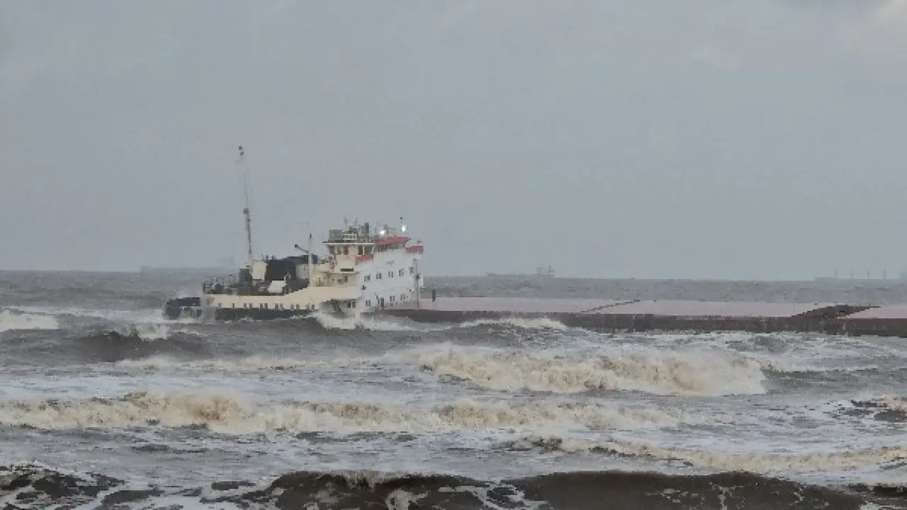 شواطئ بورسعيد.. جنوح مفاجئ للسفينة FENER يثير ذعر الأهالي وتحرك عاجل لإنقاذ الموقف