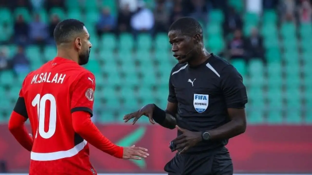 صافرة الجابوني أوتشو.. تحذير خالد الغندور من كابوس يهدد حلم مصر أمام السنغال