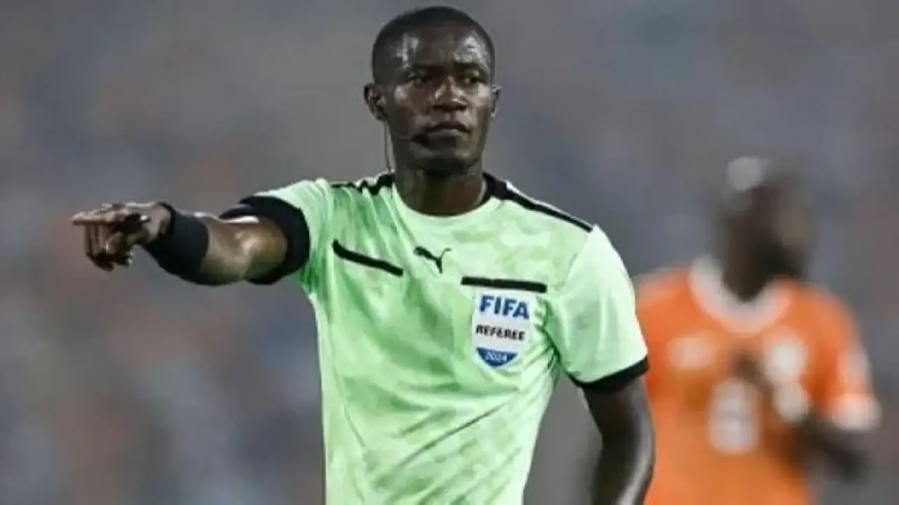 صافرة مألوفة.. الكاف يحسم هوية حكم صدام مصر والسنغال في المربع الذهبي