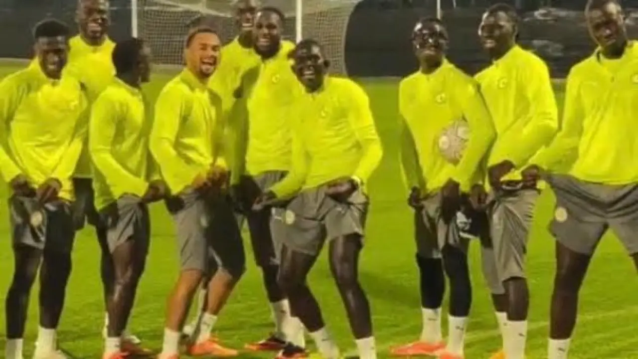 طقوس السنغال الغامضة.. حركة الجيب تثير رعب المنافسين قبل انطلاق الموقعة الحاسمة