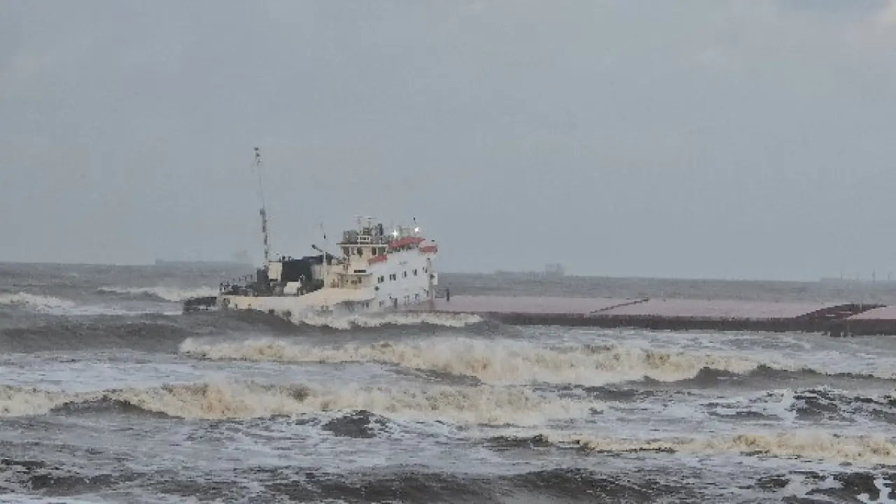 قناة السويس تحسم الجدل.. مصير حركة الملاحة بعد جنوح مفاجئ للسفينة فينر