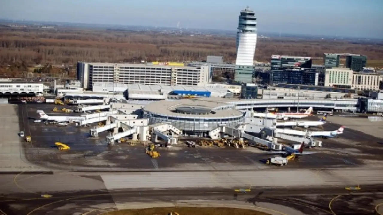 مطار فيينا الدولي.. قرار حاسم ينهي أزمة الجليد بعد شلل أصاب حركة الطيران