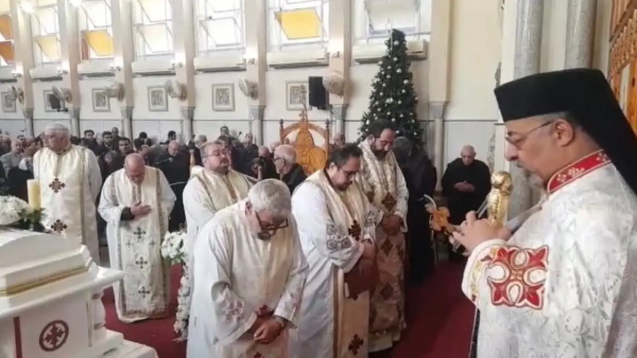 البطريرك إبراهيم إسحق يترأس الصلاة.. وداع مهيب للأب بيشوي عبد المسيح يزلزل القلوب