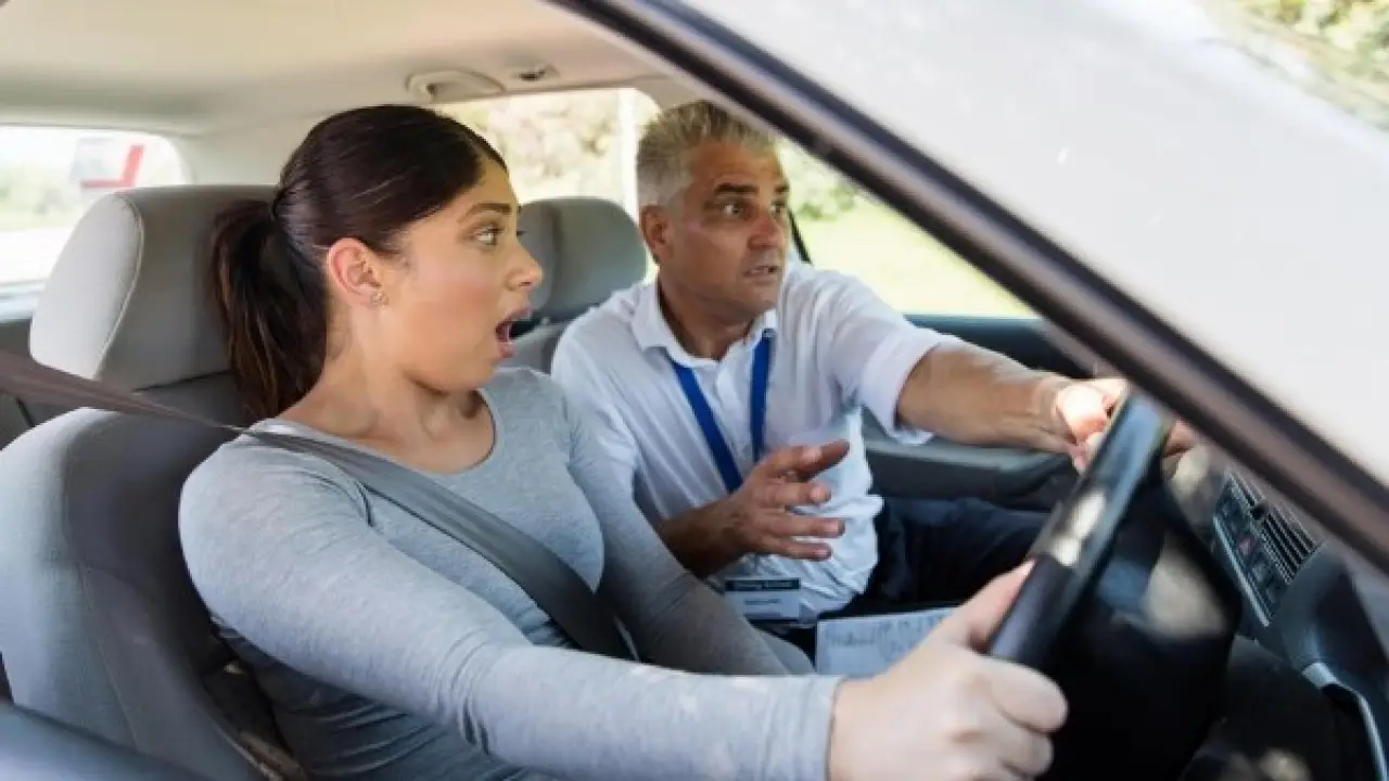 السائقون الجدد.. أخطاء شائعة في مطلع 2026 تهدد سلامتك وتكلفك غرامات باهظة