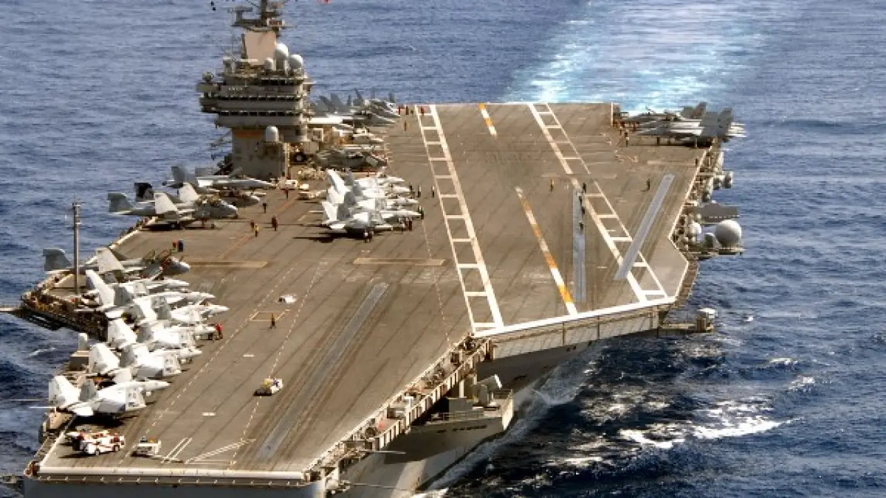 تحرك عسكري مباغت.. حاملة الطائرات روزفلت تشعل التوترات في البحر الأحمر