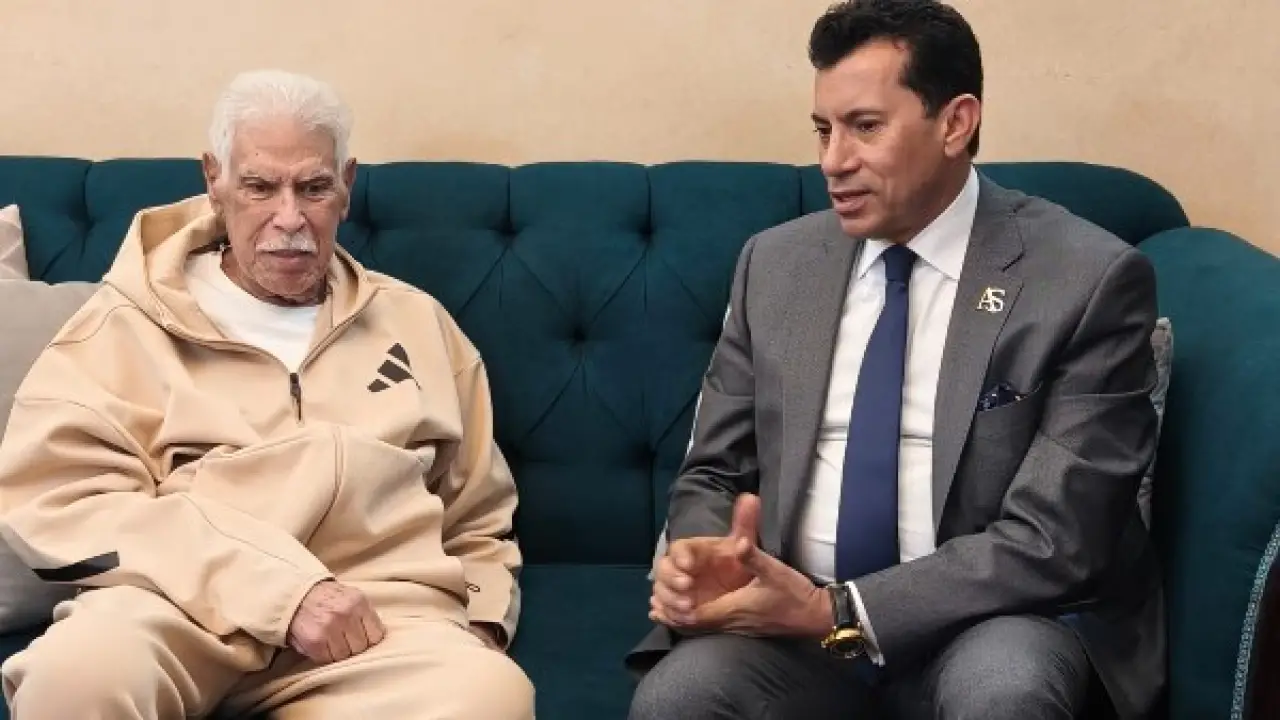 تحرك وزاري عاجل.. تطورات الحالة الصحية للمعلم حسن شحاتة تثير قلق الجماهير