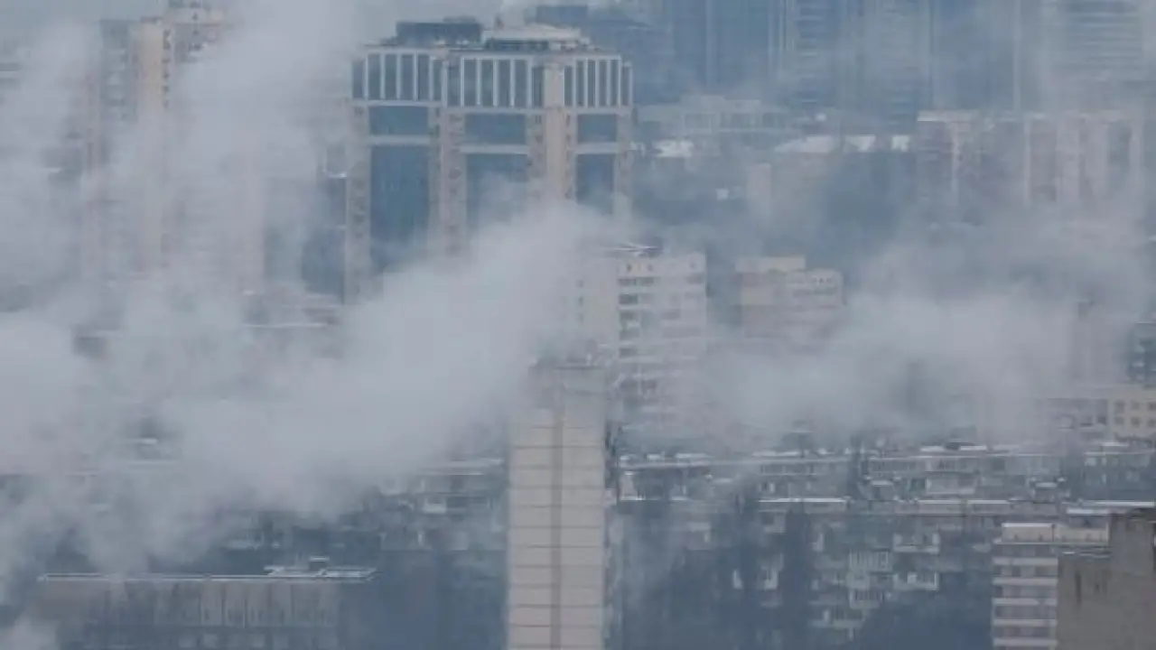 جحيم في كييف.. مسيرات روسية تحول برجا سكنيا إلى كتلة لهب متفحمة