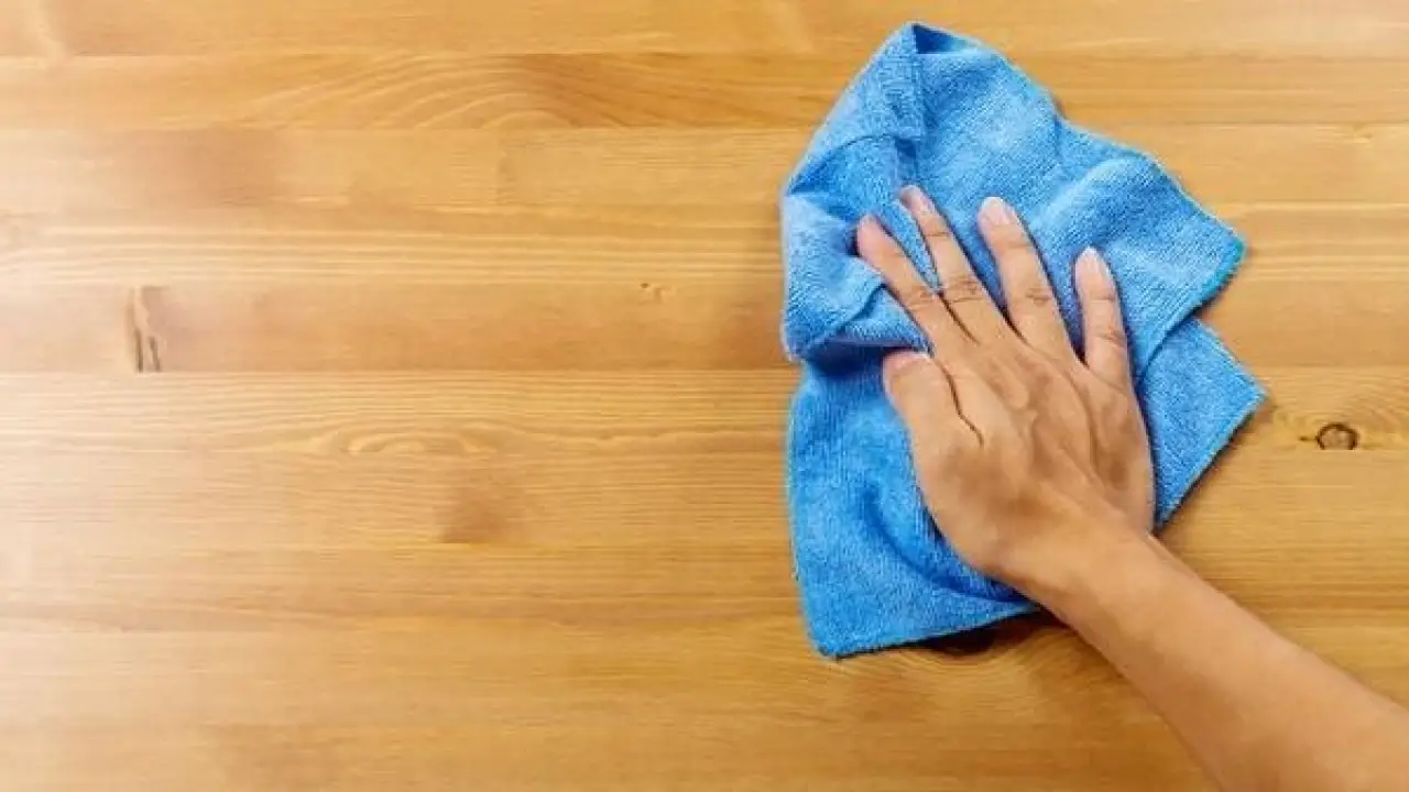 دمار الأثاث.. خطأ شائع في تنظيف الخشب يهدد عفش منزلك بالتلف الكامل