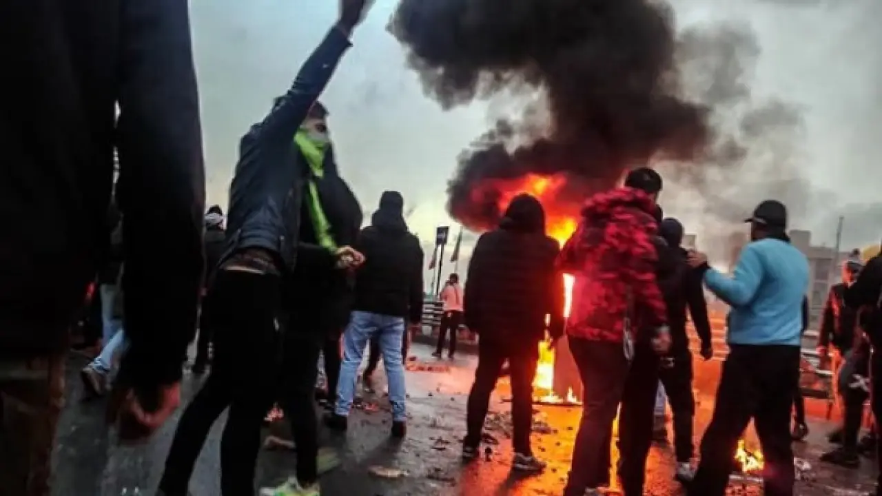 رصاص حي في الشوارع.. طبيب يروي وقائع صادمة لليلة قلبت موازين الأحداث بـ إيران