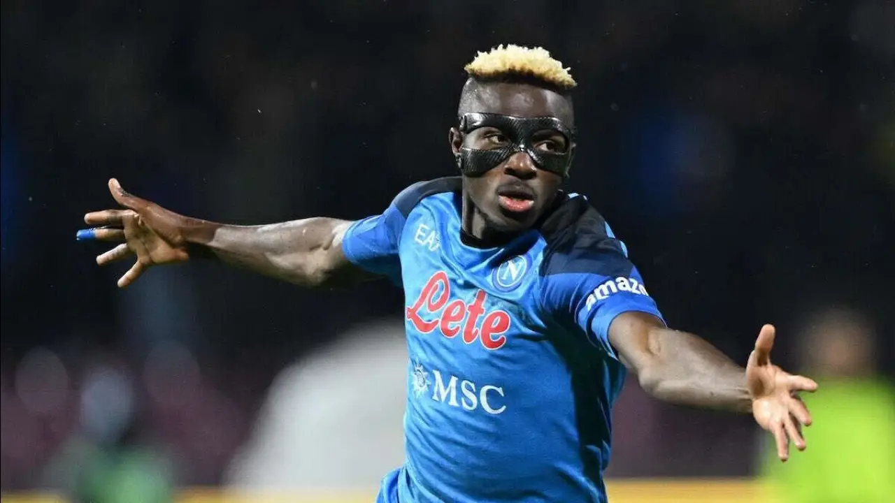 سر قناع أوسيمين.. حقيقة طبية صادمة تمنع النجم النيجيري من خلعه للأبد