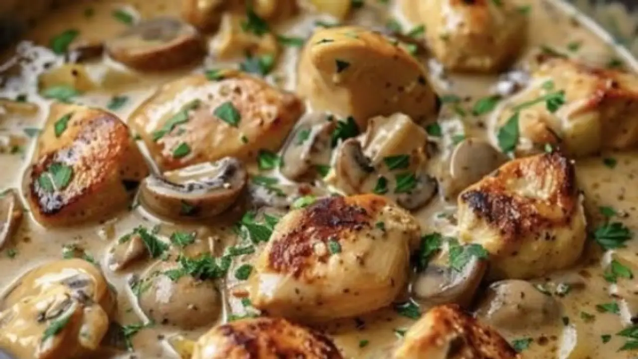 سر نكهة المطاعم.. تكة بسيطة تحول استراجانوف الدجاج العادي إلى طبق ملكي فاخر