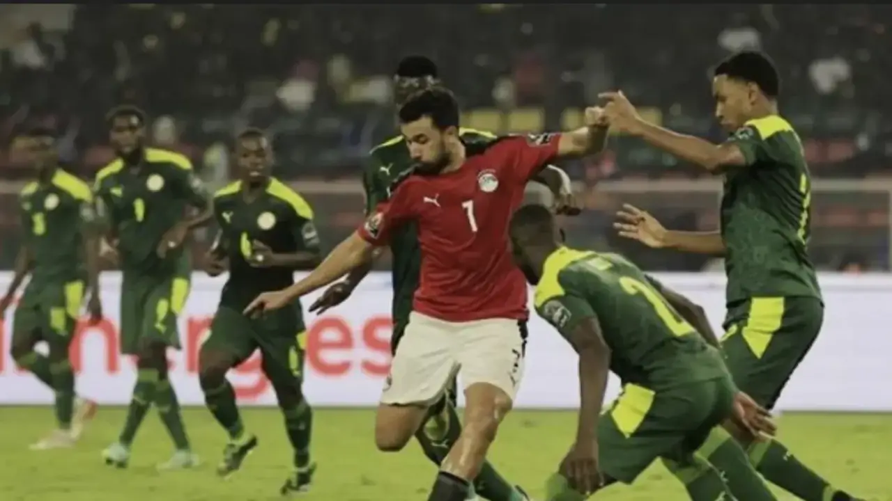 صدام مصر والسنغال.. هوية المعلق المرتقب تثير انقساماً واسعاً بالشارع الرياضي العربي