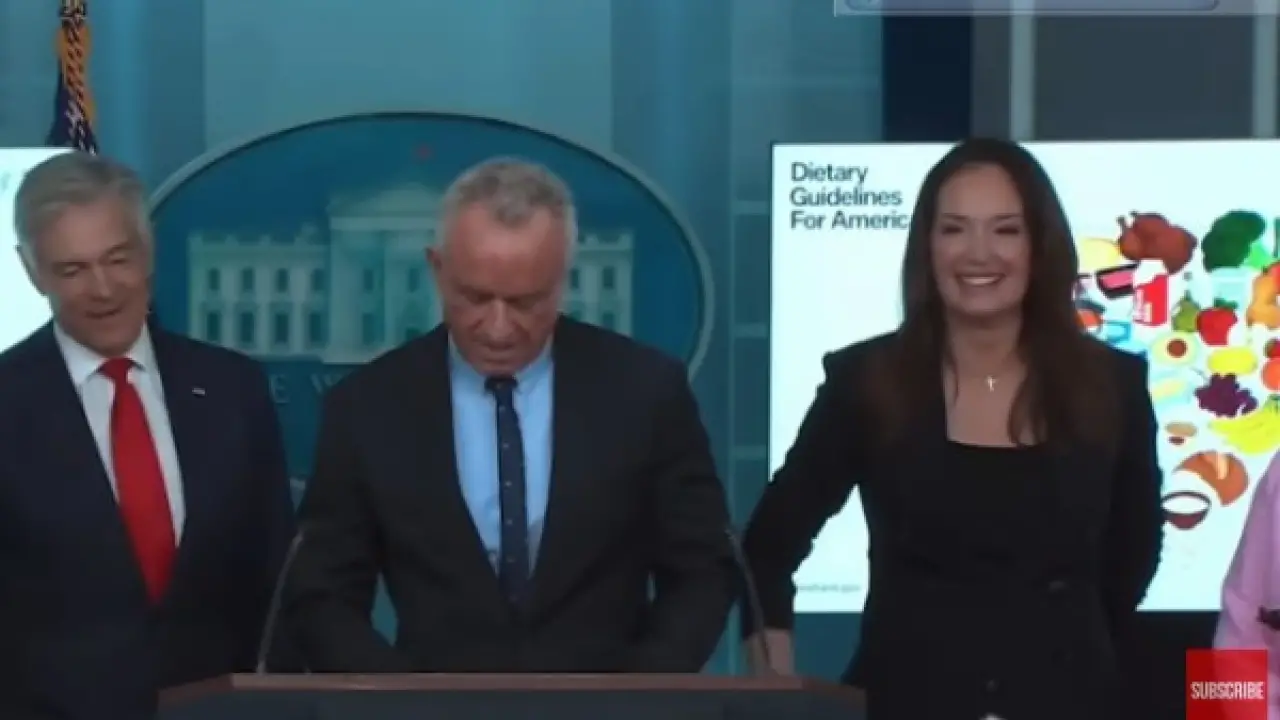 صوت البط في البيت الأبيض.. واقعة محرجة لوزير الصحة الأمريكي تثير ضجة واسعة