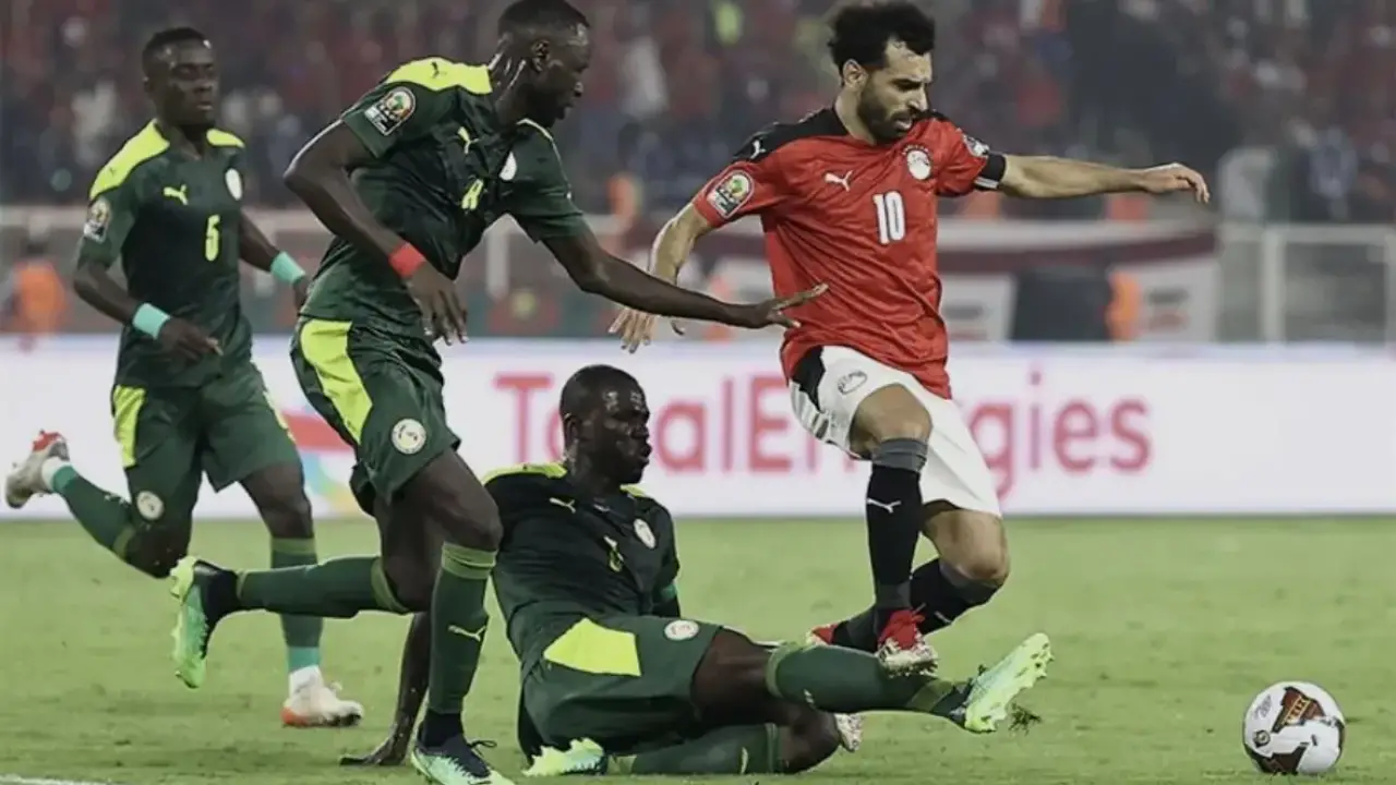 صوت من قلب الملعب.. اختيار معلق قمة مصر والسنغال يثير انقساماً بين الجماهير