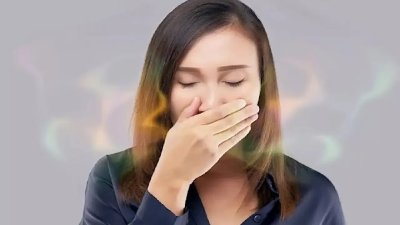 علامات تحذيرية صامتة.. رفرفة العين ورائحة الفم تنذران بمخاطر صحية تتطلب تدخلاً فورياً